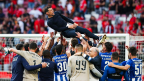 A festa do FC Porto na Luz: o abraço entre pai e filho e Conceição atirado ao ar pelos jogadores