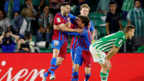 Barcelona vence Betis e consolida o segundo lugar no campeonato