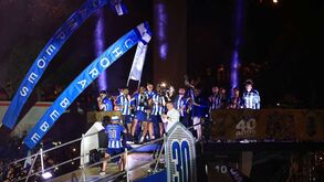 Milhares aclamaram os seus heróis no Dragão: as imagens dos festejos portistas 