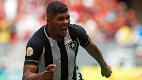 Botafogo de Luís Castro vence Flamengo e complica vida a Paulo Sousa