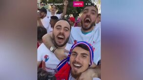 Cânticos, pedidos de campeão e muita pirotecnia: loucura na chegada do autocarro do Sporting