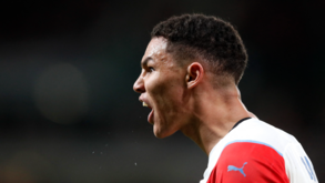 Alexander Bah negociado: foi aprovado por Roger Schmidt