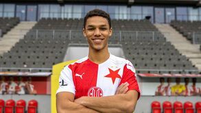 Assim joga Alexander Bah, alvo do Benfica para a próxima época