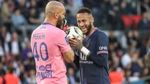 Neymar riu às gargalhadas em pleno relvado e guarda-redes do Troyes explica porquê