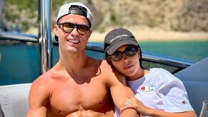 Cristiano Ronaldo aproveita dias de sol para passear com Georgina