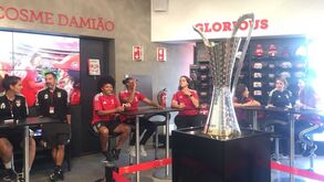 Equipa feminina do Benfica numa sessão de autógrafos na Luz