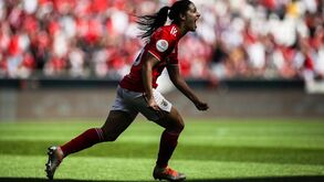 Carole Costa eleita melhor futebolista do campeonato feminino 2021/22