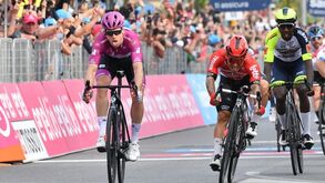 Giro: Arnaud Démare volta a vencer ao sprint