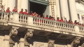 Benfica celebra título de futebol feminino com adeptos na Câmara Municipal de Lisboa