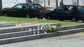 Flores, velas e bandeira do FC Porto em homenagem ao adepto que morreu na festa do título