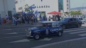 Adepto passeia nas ruas do Porto num Mini 'vestido' a rigor  