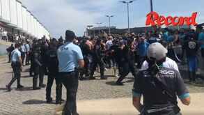 Ambiente aqueceu antes do Moreirense-Vizela: carga policial fora do estádio