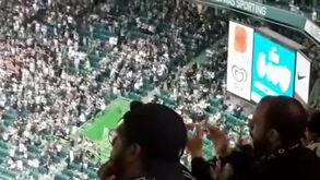 A dança do roupeiro Paulinho antes de subir para o autocarro