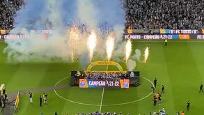 O momento em que os jogadores do FC Porto levantaram o troféu de campeão