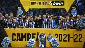 FC Porto levanta o troféu de campeão: as imagens da festa, com Conceição a entregar a medalha a Pinto da Costa
