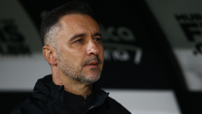 Corinthians de Vítor Pereira empata com o Internacional mas segue na liderança do Brasileirão