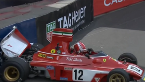 O momento em que Leclerc bateu com o mítico carro de Niki Lauda em Monaco