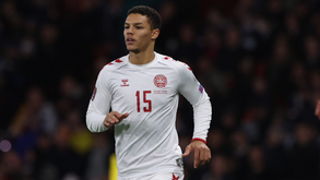 Benfica agrada a Alexander Bah mas Slavia Praga resiste