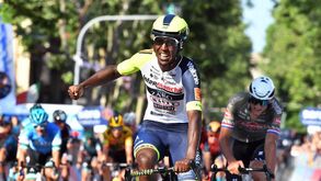 Biniam Girmay vence a 10.ª etapa do Giro e João Almeida continua em 2.º na geral
