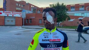 Biniam Girmay lesionado num olho