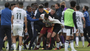 Batalha campal e grande susto com jogador no final do Famalicão-Sp. Braga