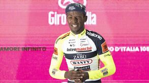 Girmay desiste do Giro devido a hemorragia no olho provocada por acidente com rolha
