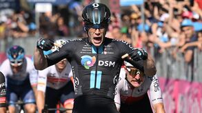 Alberto Dainese vence a 11.ª etapa do Giro ao sprint e João Almeida cai para o 3.º lugar da geral