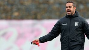 Artur Jorge volta a sentar-se na 