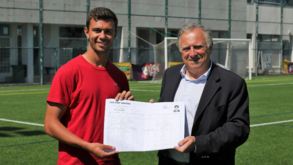 Henrique Araújo recebe ficha biográfica das mãos do presidente do Marítimo