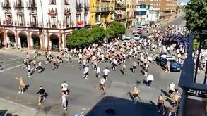 Adeptos do Eintracht Frankfurt e do Rangers envolvem-se em autêntica batalha campal em Sevilha