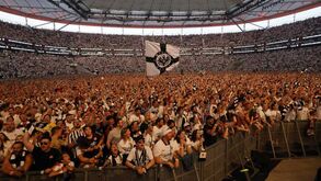 Imagens incríveis: Eintracht a jogar em Sevilha e com o estádio totalmente cheio... na Alemanha