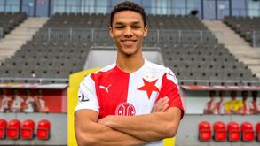 Alexander Bah confirmado na Luz: «Marca muitos golos e aparece muito à frente»