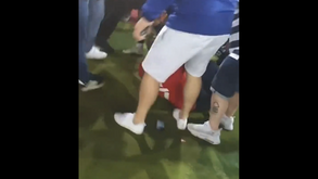 Jogador do Sheffield United 'apanhado' a pisar e pontapear adepto do Nottingham Forest