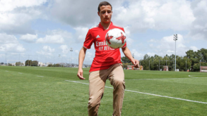 João Capucho assina contrato com o Benfica aos 15 anos: «O meu ídolo é o Roberto Carlos»