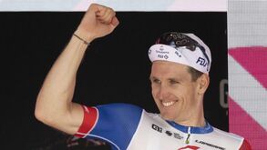 Arnaud Démare imperial nas chegadas ao sprint 