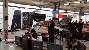 Mecânicos da Toyota fazem 'magia' no parque de assistências do Rali de Portugal