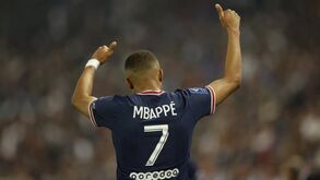 «Vão rolar cabeças»: o que muda no PSG com a continuidade de Kylian Mbappé