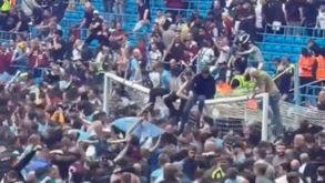Adeptos do Manchester City partem a baliza do próprio estádio nos festejos
