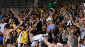 Raphinha foi para o meio dos adeptos vibrar com a permanência do Leeds United
