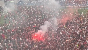 Fim do jejum de campeonatos em Itália terminou com centenas de adeptos do AC Milan no relvado