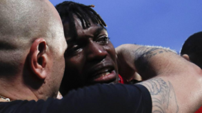 Estrela da festa do Milan: Rafael Leão em lágrimas foi abraçado pelos adeptos