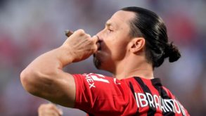 Ibrahimovic entra em campo de charuto e fala do futuro: «O Raiola aconselhou-me a roubar mais dinheiro»