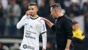 Corinthians de Vítor Pereira mantém-se no topo do Brasileirão com um empate