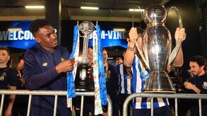 Jogadores do FC Porto mostram troféus da Liga Bwin e Taça de Portugal aos adeptos no Dragão