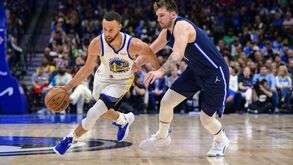 Warriors vencem em Dallas e ficam a um triunfo da final da NBA