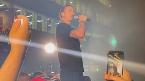 Ibrahimovic foi 'rei' na festa do Milan e até discurso às massas fez