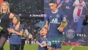 Di María despede-se do PSG e as filhas saem do Parque dos Príncipes em lágrimas