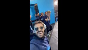 A troca de 'galhardetes' de Bernardo Silva e Grealish na festa do City: «Deixem o Jack na merda do banco!»