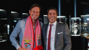 Da assinatura de contrato ao abraço a Rui Costa: Benfica divulga vídeo de Roger Schmidt