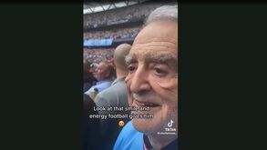 Adepto do Manchester City leva avô com demência ao jogo do título e a reação é comovente